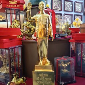Tượng Bác Hồ vẫy tay bằng đồng đỏ dát vàng 24k