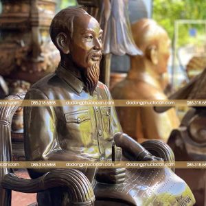 Alternative view of Tượng Bác Hồ Ngồi Đọc Báo Bằng Đồng Cao 1m1