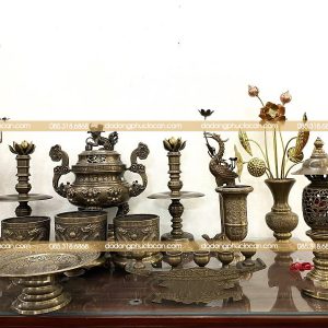 Alternative view of Bộ Đồ Thờ Đầy Đủ Đồng Vàng Hun Giả Cổ – Hoa Văn Dơi Đào Cao 60cm