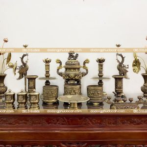 Bộ Đồ Thờ Đầy Đủ Đồng Vàng Hun Giả Cổ – Hoa Văn Dơi Đào Cao 60cm