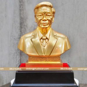 Alternative view of Tượng chân dung Tổng Bí Thư Nguyễn Phú Trọng bằng đồng dát vàng