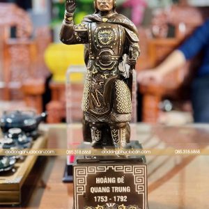 Alternative view of Tượng vua Quang Trung bằng đồng khảm tam khí