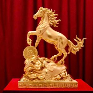 TƯỢNG NGỰA DÁT VÀNG – BIỂU TƯỢNG MÃNH LỰC & THÀNH CÔNG